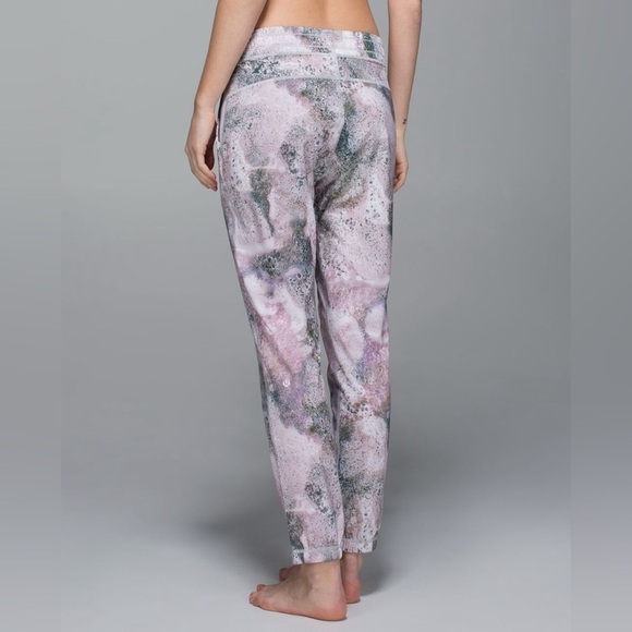 Lululemon Namaskar Pant II in Sugar Crush Multi - size 6 - Picture 3 of 12